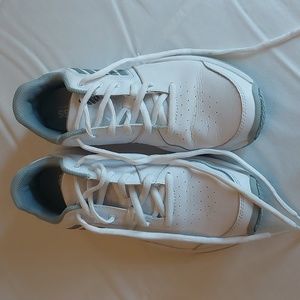 White and grey K Swiss women's 11 tennis shoe.